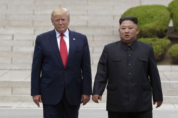 ▲도널드 트럼프(왼쪽) 미국 대통령이 지난해 6월 30일 판문점에서 김정은 북한 국무위원장과 회동하고 있다. AP뉴시스 
