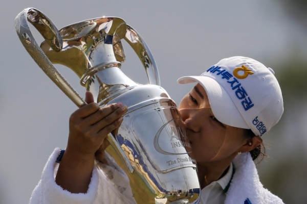 ▲이미림이 14일(한국시간) 미국 캘리포니아주 랜초 미라지의 미션 힐스 컨트리클럽에서 열린 미국여자프로골프(LPGA) 투어 ANA 인스피레이션에서 우승을 차지한 뒤 우승컵에 입을 맞추고 있다. (연합뉴스)