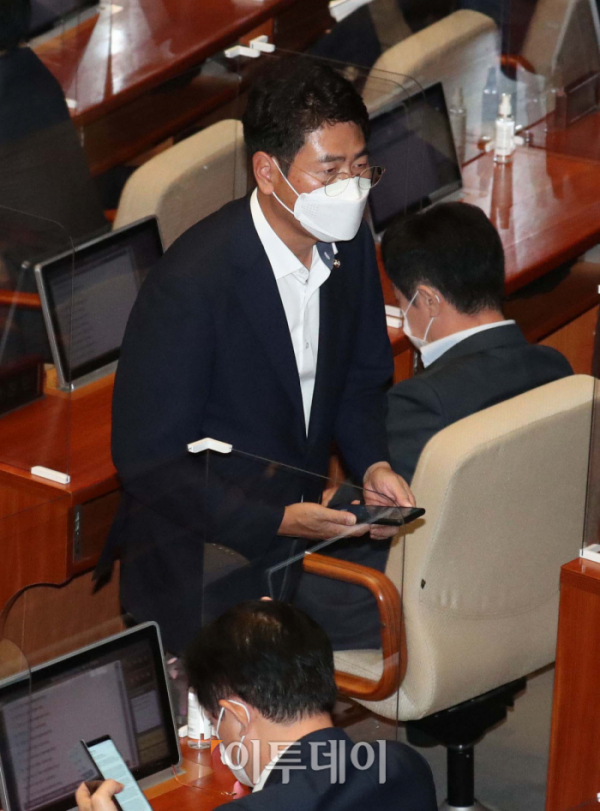 ▲전봉민 국민의힘 의원이 9월 14일 국회 본회의장을 나서고 있다. 전 의원은 최근 일감 몰아주기로 재산을 불렸다는 의혹을 받고 있다.