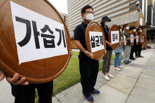 ▲가습기살균제 참사 유족과 환경보건시민센터 회원들이 지난달 31일 서울 종로구 광화문광장에서 가습기살균제 참사 9주기일 기자회견을 하고 있다.  (뉴시스)