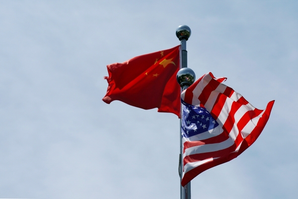 ▲중국 상하이에서 중국 국기와 성조기가 펄럭이고 있다. 상하이/로이터연합뉴스
