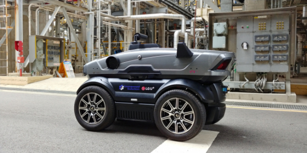 ▲LG유플러스의 5G 자율주행로봇이 현대오일뱅크 충남 서산 공장의 시설을 순찰하고 있는 모습. (LG유플러스 제공)