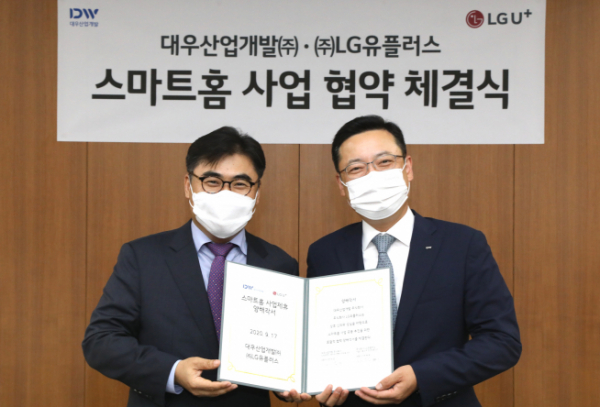 ▲고재석 LG유플러스 홈영업담당(사진 왼쪽)과 조재현 대우산업개발 상품외주담당 상무(우측)가 스마트홈 플랫폼 구축을 위한 업무협약 체결 후 기념촬영을 하고 있다. (LG유플러스 제공)