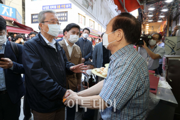 ▲김종인 국민의힘 비상대책위원장이 18일 오전 서울 중구 남대문시장을 찾아 상인들과 대화를 하고 있다. (이투데이DB)