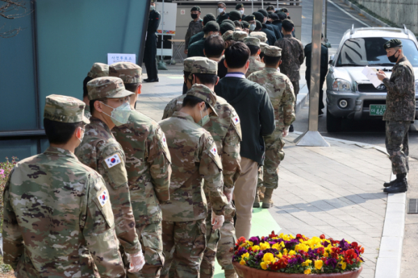 ▲추미애 법무부 장관 아들 서 모 씨의 군 복무 시절 ‘특혜 휴가’ 의혹과 관련한 논란이 계속되고 있는 가운데, 이투데이에서는 카투사 출신 예비역들의 말을 들어봤다. (뉴시스)