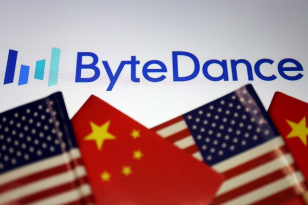 ▲틱톡 모회사 중국 바이트댄스 로고 밑에 미국 성조기와 중국 오성홍기가 있다. 로이터연합뉴스 
