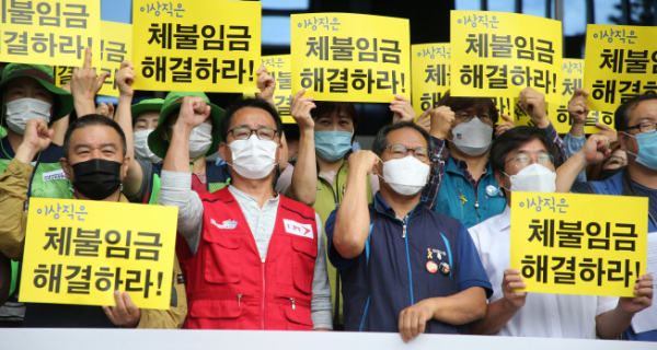 ▲9일 이스타항공 노조가 전북도청 앞에서 정리해고 철회 구호를 외치고 있다. 22일 대한민국 조종사 노동조합 연맹은 국회 앞에서 기자회견을 열고 이스타항공 기업회생절차 신청과 고용유지를 위한 노력을 촉구했다. (연합뉴스)