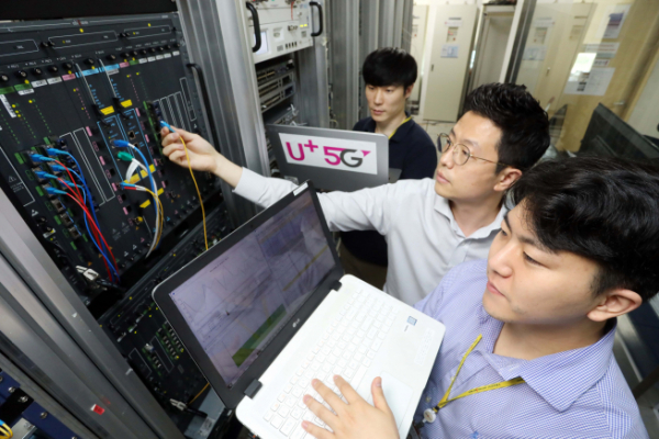 ▲LG유플러스 협력사인 유비쿼스 직원들이 통신 장비를 점검하고 있는 모습. (LG유플러스 제공)
