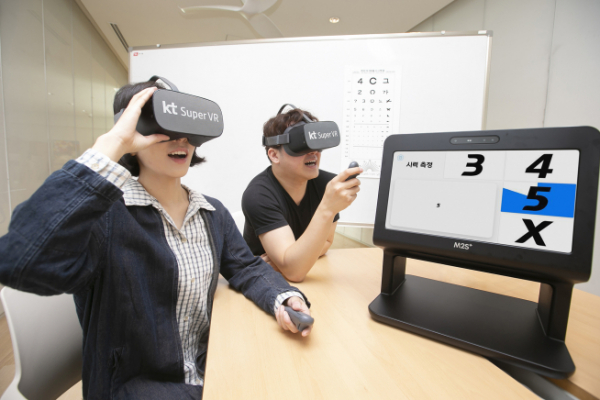 ▲KT와 고려대 의산단, 엠투에스가 협업해 출시한 슈퍼 VR의 '아이 닥터 라이트'로 이용자들이 눈 건강 측정을 하고 있는 모습 (KT 제공)