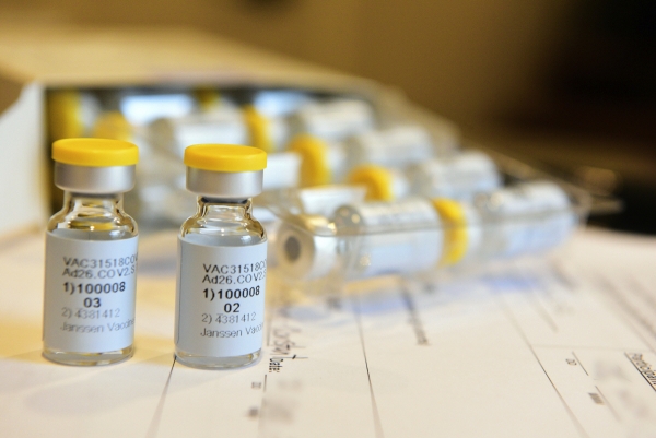 ▲존슨&amp;존슨이 자사가 개발 중인 1회 접종으로 효과를 볼 수 있는 신종 코로나바이러스 감염증(코로나19) 백신을 공개하고 있다. AP뉴시스 
