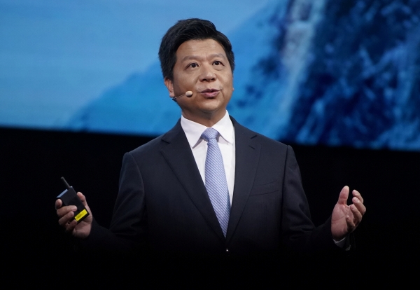 ▲화웨이테크놀로지의 궈핑 순환회장이 23일 중국 상하이에서 열린 ‘화웨이 커넥트 2020’ 행사에서 연설하고 있다, 상하이/로이터연합뉴스 
