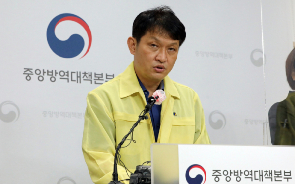 ▲이상원 질병관리청 역학조사분석단장이 24일 오후 충북 청주 질병관리청에서 신종 코로나바이러스 감염증(코로나19) 국내 발생 현황에 대해 브리핑하고 있다.  (뉴시스)