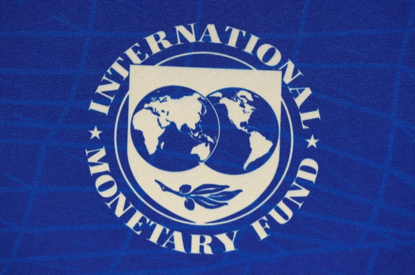 ▲FIL지난해 칠레 산티아고에서 열린 기자회견에서 국제통화기금(IMF) 로고가 보인다. 산티아고/로이터연합뉴스
