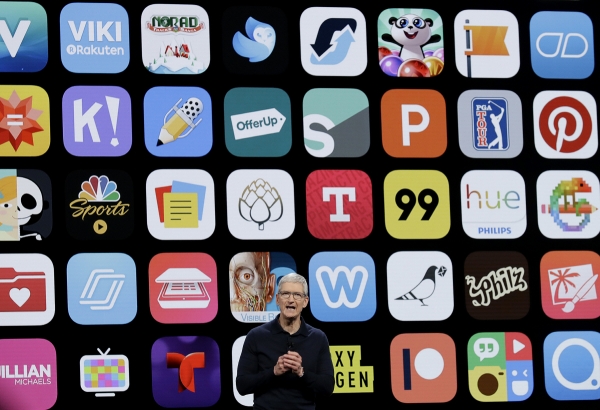 ▲팀 쿡 애플 최고경영자(CEO)가 2018년 6월 4일(현지시간) 미국 캘리포니아주 새너제이에서 열린 애플 연례 개발자 콘퍼런스에서 앱 아이콘들을 배경으로 신제품을 소개하고 있다. 새너제이/AP뉴시스 
