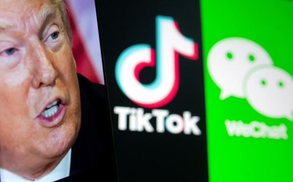 ▲왼쪽부터 도널드 트럼프 미국 대통령과 스마트폰에 표시된 중국 틱톡과 위챗 로고가 보이고 있다. 로이터연합뉴스 
