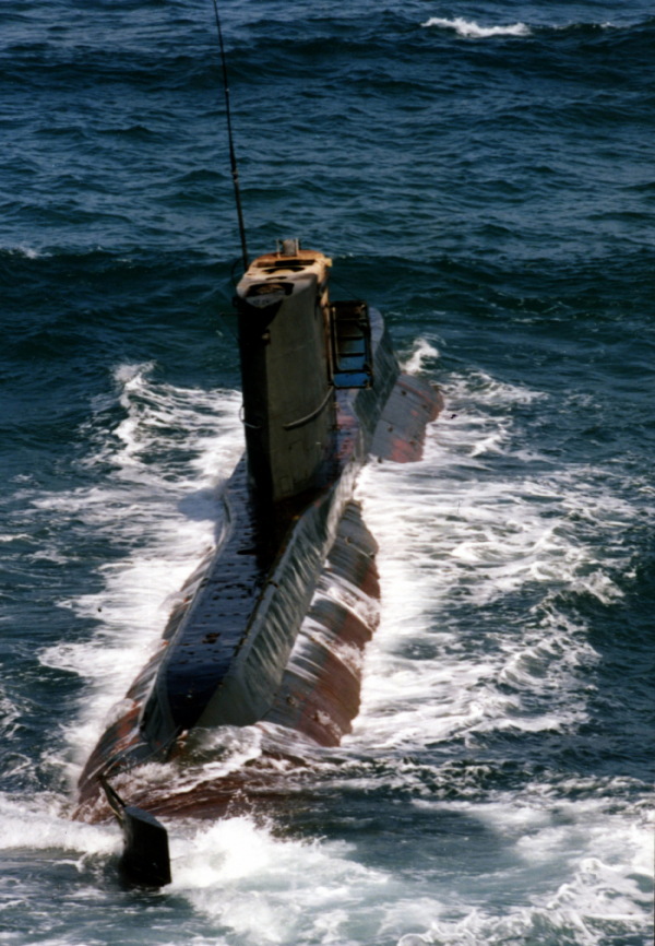 ▲1996년 9월 18일 강릉해안 남쪽 5㎞ 해상에서 발견된 북한 잠수정이 좌초된채 해안가에 떠있다. (연합뉴스)