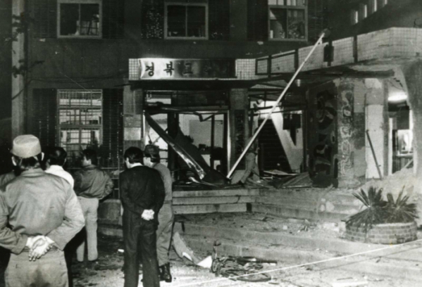 ▲1983년 9월 22일 밤 9시경 발생한 대구 미 문화원 폭발 사건 현장. 건물 입구가 형체를 알아보기 힘들 정도로 부서졌다.  (연합뉴스)