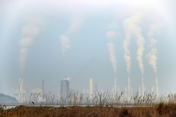 ▲지난해 12월 충남 태안군 석탄가스화복합화력발전소 일대가 흐리게 보이고 있다. (뉴시스)