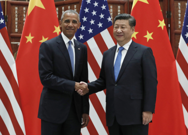 ▲버락 오바마(왼쪽) 당시 미국 대통령이 2016년 9월 3일(현지시간) 중국 저장성 항저우에서 미중 정상회담을 앞두고 시진핑 중국 국가주석과 악수하고 있다. 항저우/AP뉴시스 