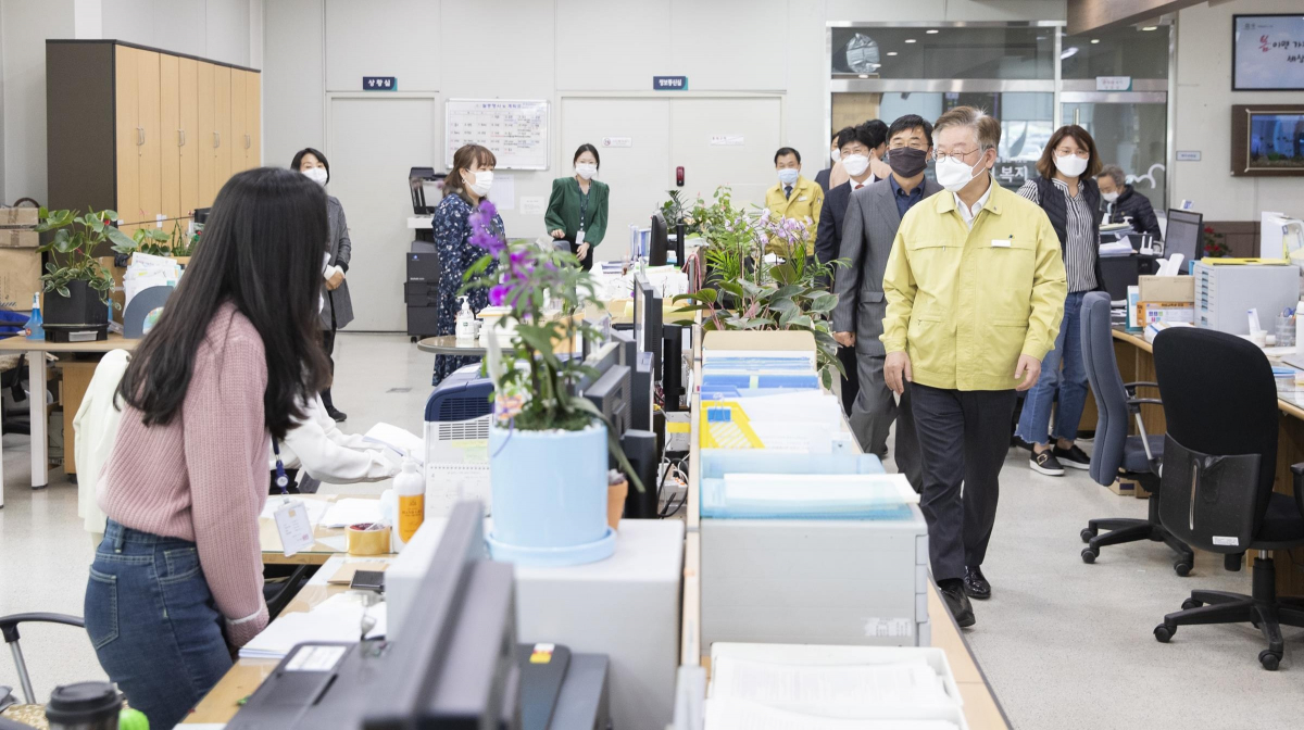 ▲이재명 경기도지사가 지난 4월 16일 수원시 화서2동 행정복지센터에 마련된 극저 신용대출 1차 접수현장을 둘러보고 있다. (이재명)