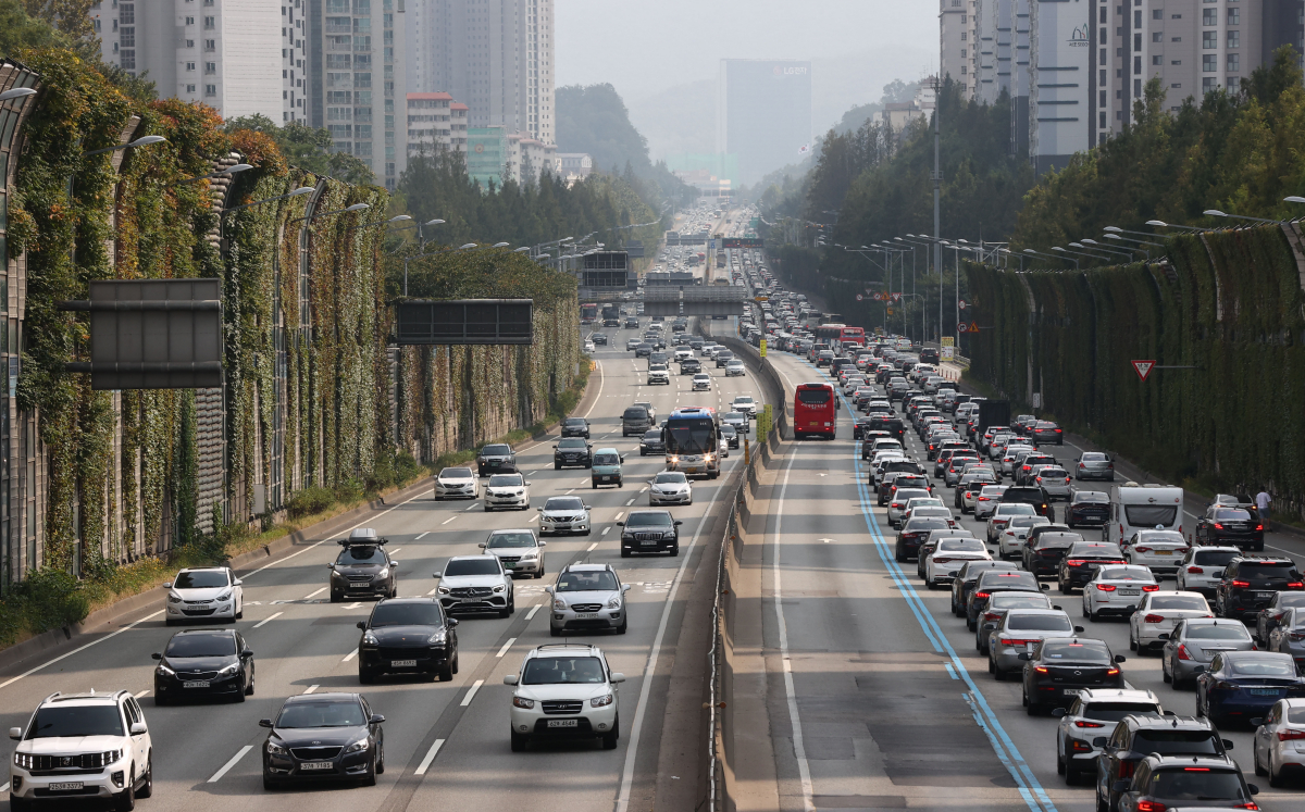 ▲추석인 1일 오후 서울 서초구 잠원IC 일대에서 바라본 경부고속도로 하행선에 차량들이 줄지어 서있다. (연합뉴스)