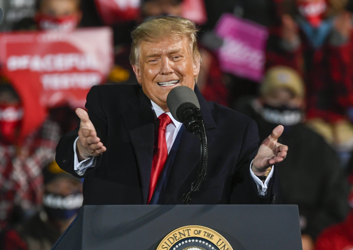 ▲도널드 트럼프 미국 대통령이 지난달 30일(현지시간) 미네소타주 덜루스 국제공항에서 선거유세를 하고 있다. 트럼프 대통령과 영부인 멜라니아 트럼프 여사는 2일 신종 코로나바이러스 감염증(코로나19) 확진 판정을 받았다. 덜루스/EPA연합뉴스 
