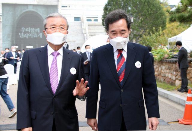 ▲이낙연 더불어민주당 대표(오른쪽)와 김종인 국민의힘 비상대책위원장이 3일 오전 서울 경복궁 내 국립민속박물관 앞 광장에서 열린 제4352주년 개천절 경축식을 마친 뒤 대화하며 이동하고 있다. (연합뉴스)