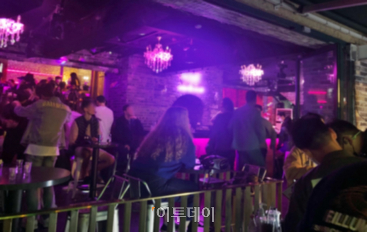 ▲추석 연휴인 2일 이태원 일부 술집에 가득찬 손님들이 마스크를 하지 않은 채 이야기를 나누고 있다.  (홍인석 기자 mystic@)