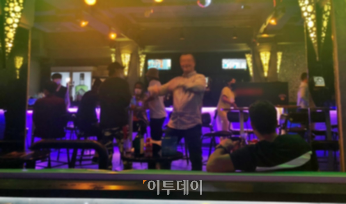 ▲이태원의 한 술집에서 외국인이 마스크를 착용하지 않은 채 춤을 추고 있다. 직원들은 제지하지 않았다. (홍인석 기자 mystic@)