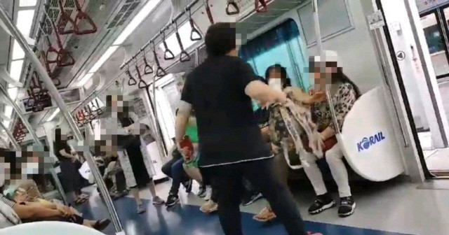 ▲한 여성이 마스크를 착용해달라는 시민에게 항의하고 있다. (출처=인터넷 커뮤니티 캡처)