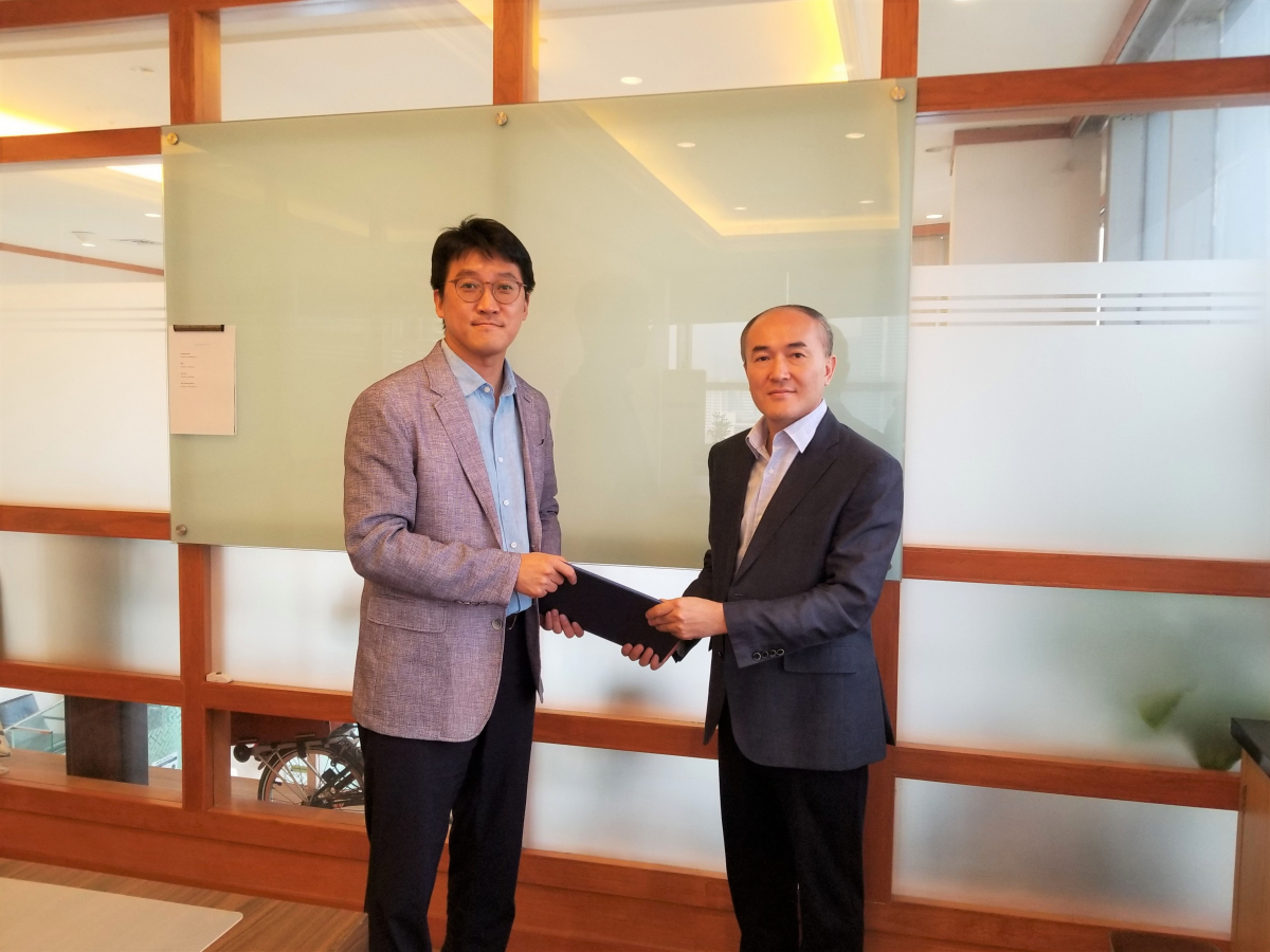 ▲왼쪽부터 허용훈 현대오토에버 인도네시아법인장과 이소왕 두왕컨설팅 대표가 법인 설립 기념촬영을 하고 있다.  (사진제공=현대오토에버)