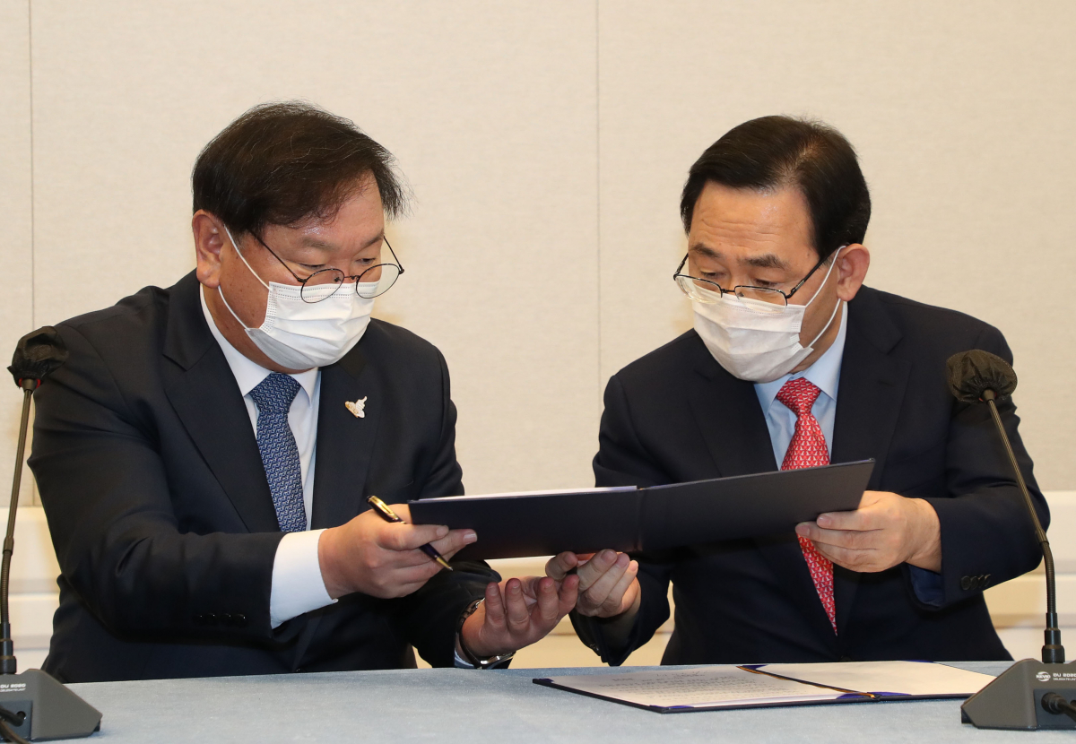 ▲김태년 더불어민주당 원내대표(왼쪽)와 주호영 국민의힘 원내대표가 지난달 22일 국회에서 2020년도 제4차 추가경정예산안 합의사항 발표에서 합의문에 서명하고 있다. (연합뉴스)