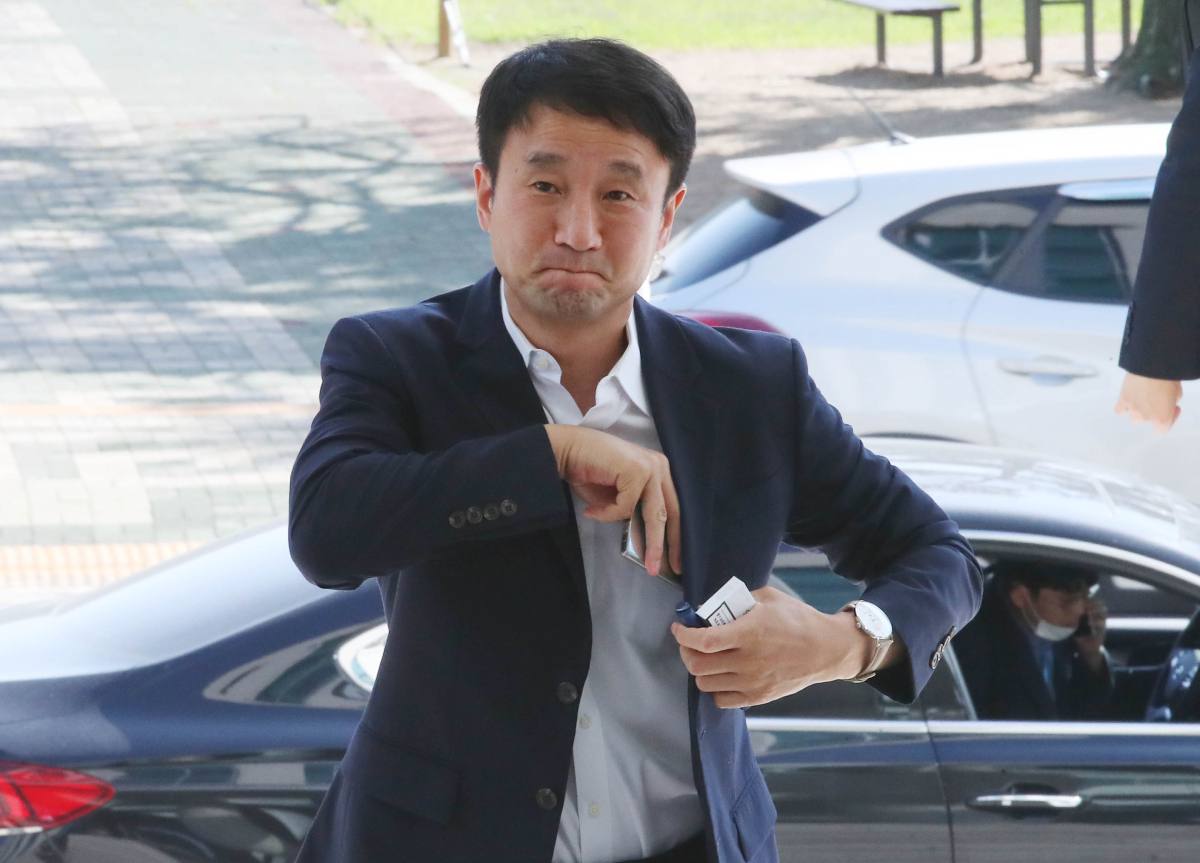 ▲한병도 더불어민주당 의원이 6월 1일 서울 여의도 국회의원회관 앞에서 21대 국회 첫 출근을 하고 있다. (뉴시스)