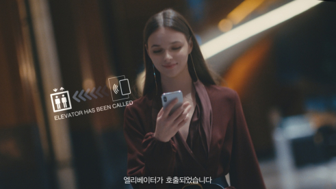 ▲블루투스 태깅 기술을 적용한 ‘H-모바일 스루’ 스마트폰으로 접촉 없이 엘리베이터 호출 및 목적층 입력이 가능하다.  (사진제공=현대엘리베이터)