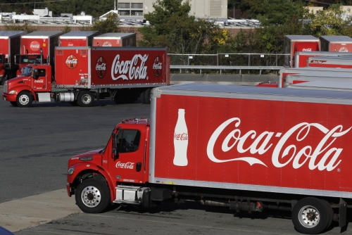 ▲코카콜라 로고가 그려진 운반 트럭이 지난해 10월 14일(현지시간) 미국 매사추세츠주 니덤의 차고지에 주차돼있다. 코카콜라는 4일 코코넛 음료 브랜드 ‘지코’의 생산을 중단하겠다고 밝혔다. 니덤/AP뉴시스
