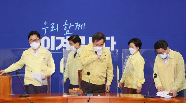 ▲더불어민주당 이낙연 대표(가운데)와 김종민(왼쪽부터), 노웅래, 양향자, 염태영 최고위원이 5일 국회에서 열린 최고위원회의에 입장하고 있다. (연합뉴스)