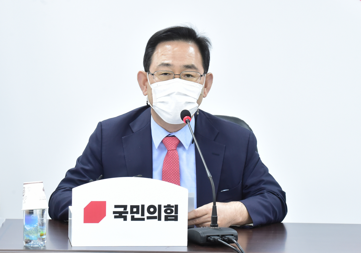 ▲주호영 국민의힘 원내대표가 5일 서울 여의도 국민의힘 중앙당사에서 열린 비상대책위원회의에서 발언하고 있다. 한편 주 원내대표는 이날 오후 국회에서 '정부정책 감시 특별위원회' 임명장 수여식 및 1차 회의를 진행하고 문재인 정부의 정책 감시를 위한 특위 출범을 발표했다. (연합뉴스)