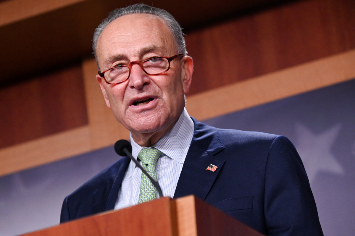 ▲척 슈머 미국 민주당 상원 원내대표가 1일(현지시간) 워싱턴DC 의회의사당에서 기자회견을 하고 있다. 워싱턴DC/로이터연합뉴스