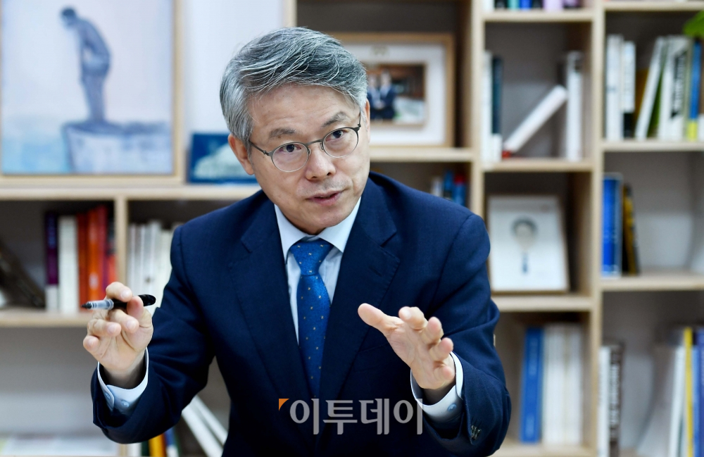 ▲민형배 더불어민주당 의원이 5일 서울 여의도 국회 의원회관에서 이투데이와 인터뷰를 갖고 있다. 신태현 기자 holjjak@ (이투데이DB)