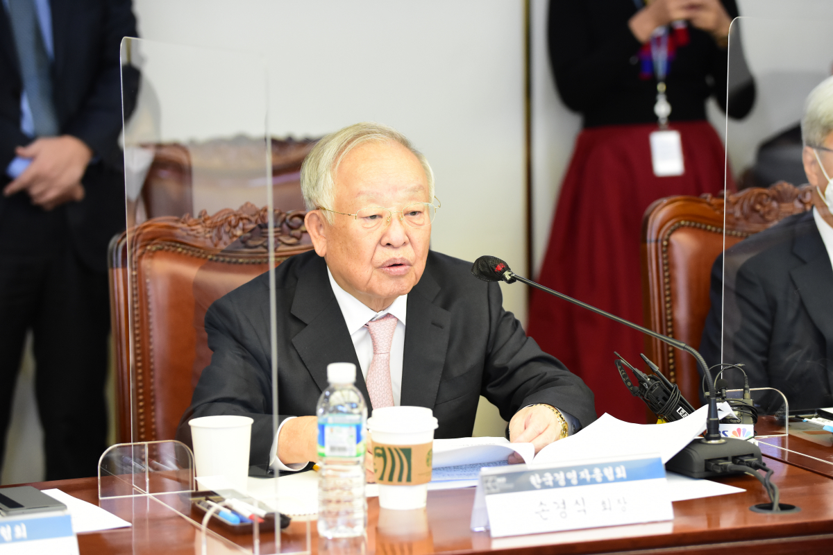 ▲손경식 경총 회장이 6일 서울 마포구 경총회관에서 이낙연 더불어민주당 대표를 만나 '공정경제 3법'과 관련 경영계 건의사항을 전달했다. 손 회장이 인사말을 하고 있다. (사진제공=경총)