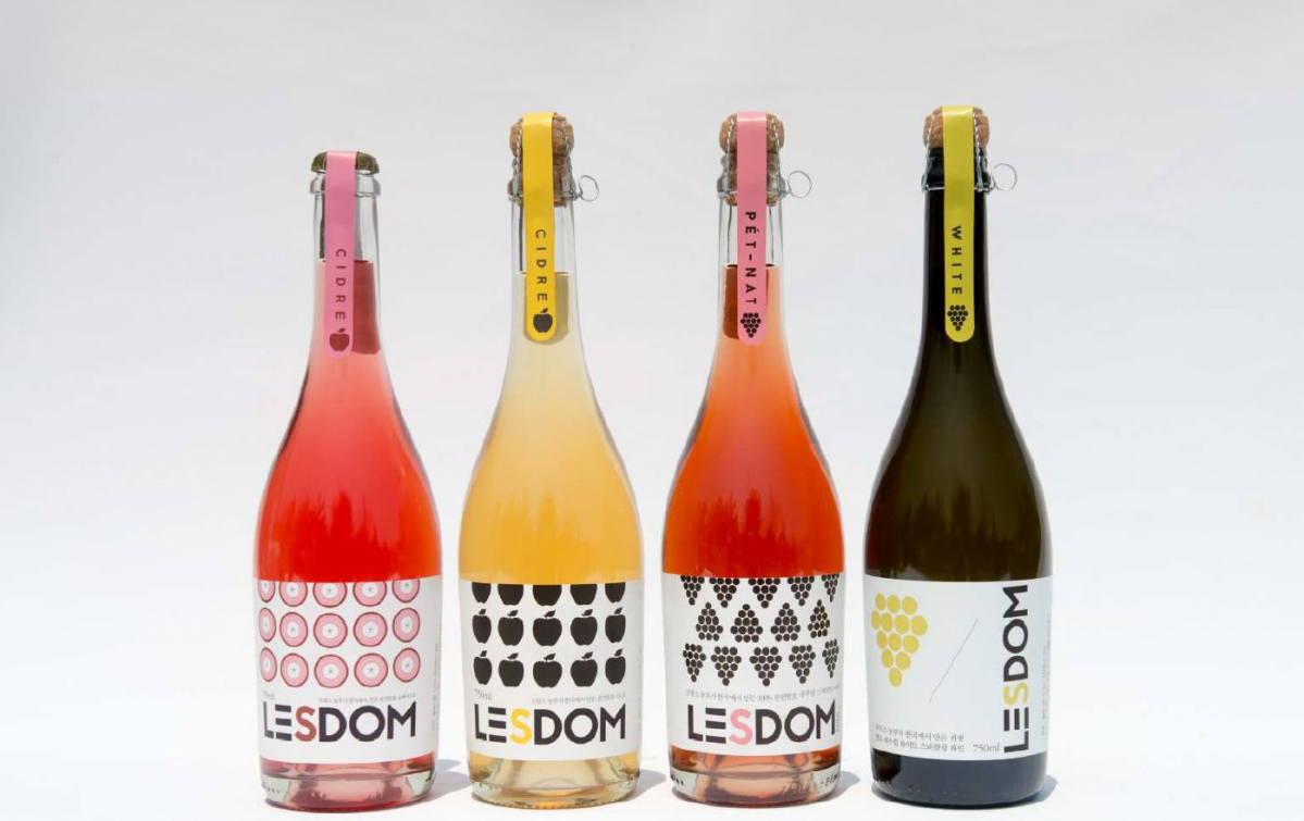 ▲프랑스에서 충주로 귀농한 부부가 재배한 유기농 사과로 만든 알자스식 스파클링 와인. (사진제공=중소벤처기업부)