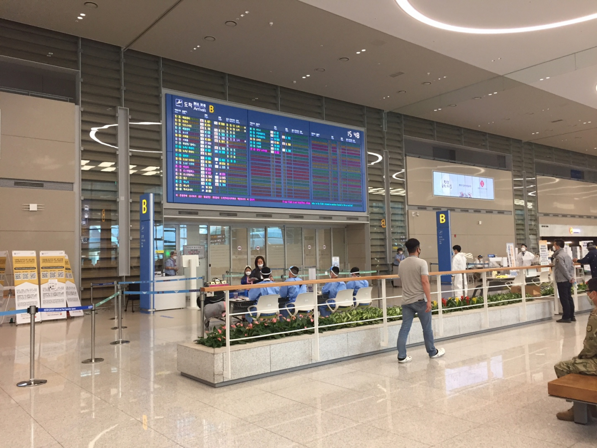 ▲지난달 30일 한산한 인천공항 입국장. 입국자를 기다리는 사람보다 의료진과 관계자들이 더 많은 모습이다. (독자제공)