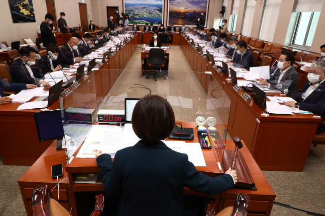 ▲진선미(가운데) 국토교통위원장이 23일 오전 국회에서 열린 국토교통위 전체회의에서 의사봉을 두드리고 있다.  (연합뉴스)