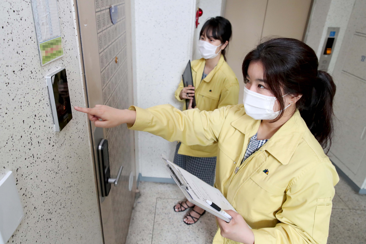 ▲8월 27일 성동구청 직원들이 자가격리자 집을 방문해 불시점검을 하고 있다.  (뉴시스)