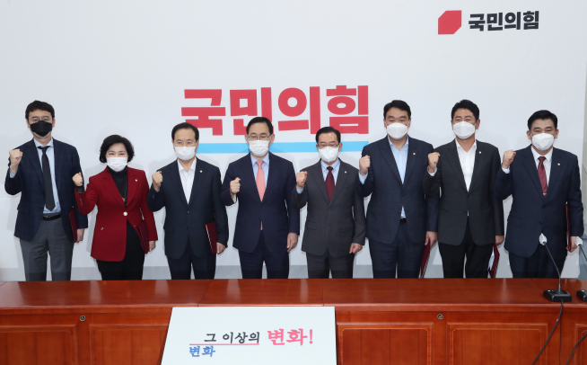 ▲6일 오후 국회에서 열린 국민의힘 수해대책특위 임명장 수여식 및 제1차 회의에서 주호영 원내대표와 하영제 위원장 등 참석자들이 기념촬영하고 있다. (연합뉴스)