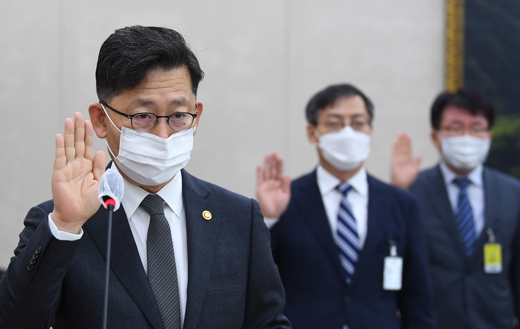 ▲ 김현수 농림축산식품부 장관이 7일 서울 여의도 국회에서 열린 농림축산식품해양수산위원회의 농림축산식품부에 대한 국정감사에서 선서하고 있다. (연합뉴스)