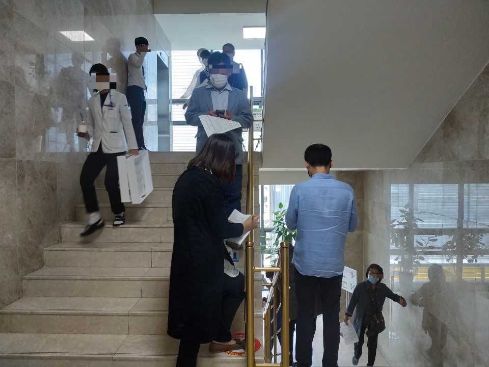 ▲7일 오후 12시 30분께 서울 강서구 한국건강관리협회 건강증진의원 서울서부지부에 독감백신접종을 맞기 위해 시민들이 윗층까지 줄서서 기다리고 있다. (박미선기자 only@)