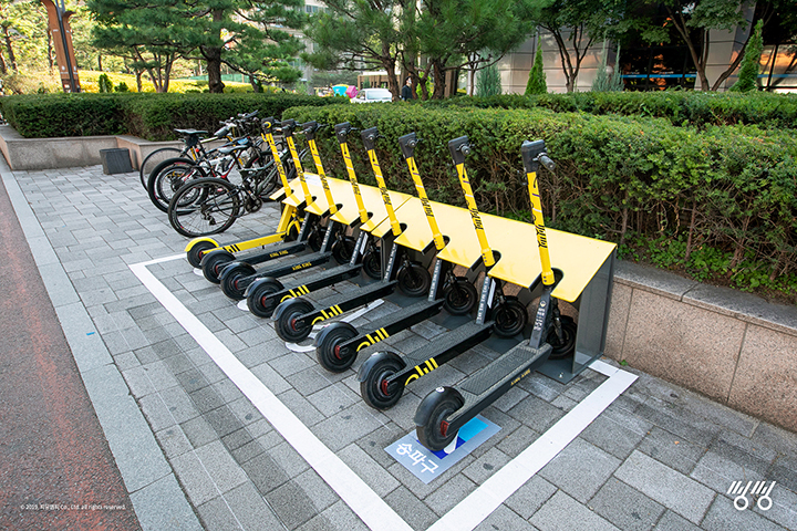 ▲서울 송파구에 기초단체와 민간기업이 함께 구현한 '공유 킥보드 전용 주차시설'이 세워진다. (사진제공=피유엠피)
