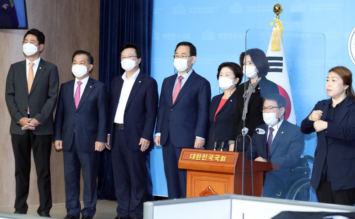 ▲국회 보건복지위원회 소속 국민의힘 주호영 원내대표와 이종성 의원 등이 7일 오전 서울 여의도 국회 소통관에서 기자회견을 열고 추미애 법무부 장관의 아들 서 모 씨의 무릎 수술을 담당한 삼성서울병원 A교수를 국정감사 증인으로 출석시키라는 내용의 성명을 발표하고 있다. 왼쪽부터 전봉민, 백종헌, 강기윤, 주호영, 서정숙,김미애,이종성 의원. (뉴시스)