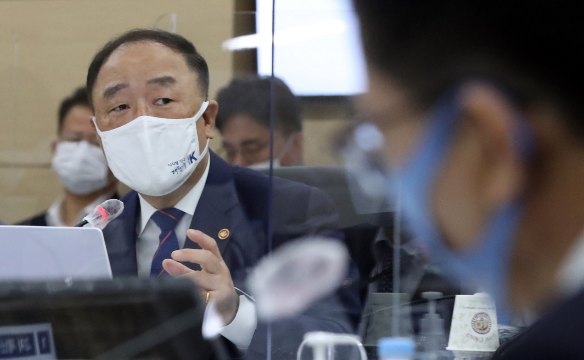 ▲홍남기 부총리 겸 기획재정부 장관이 7일 오전 정부세종청사에서 열린 국회 기획재정위원회의 기재부에 대한 국정감사에서 재정준칙 적절성에 대한 질의에 답변하고 있다. (뉴시스)